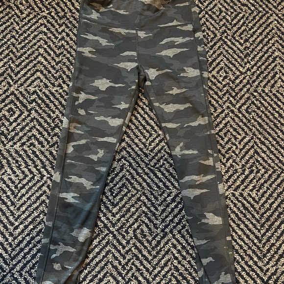 Athleta Pants - Athleta Ultimate Camo 7/8 Tight - Medium Tall